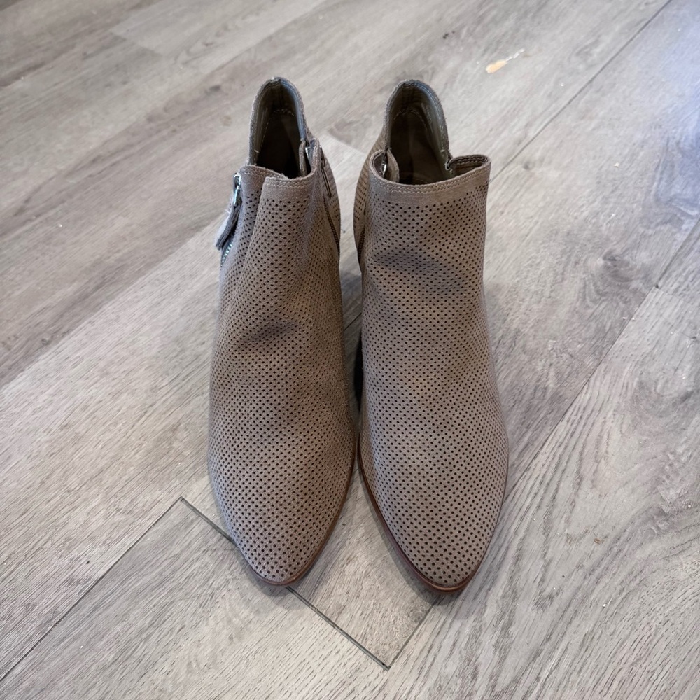 NWOT Vince Camuto booties pointed toe taupe leather chunky heel mesh size 9.5